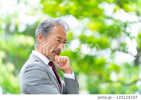 ビジネス　シニア男性　考える 120128107