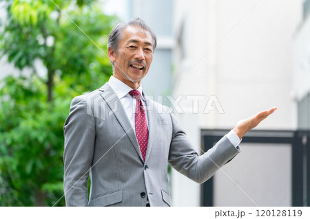 ビジネス　シニア男性　不動産 120128119