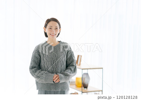 部屋でくつろぐミドル女性 120128128