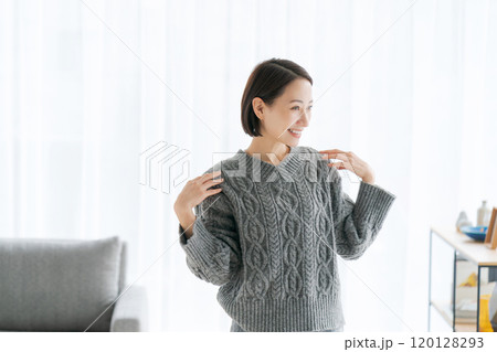 部屋でくつろぐミドル女性 部屋でくつろぐミドル女性 120128293