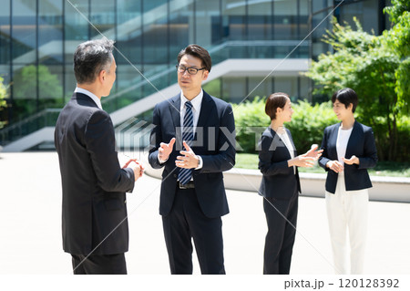 ビジネスパーソン　会話 120128392