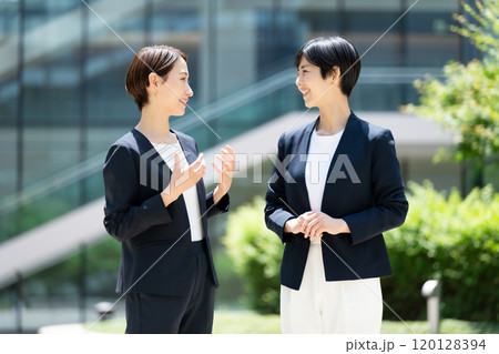 ビジネス　女性　会話 120128394