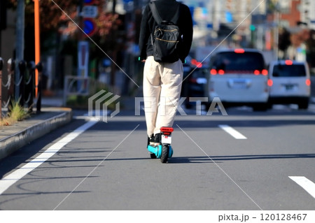 路上を走行中の電動キックボード 120128467