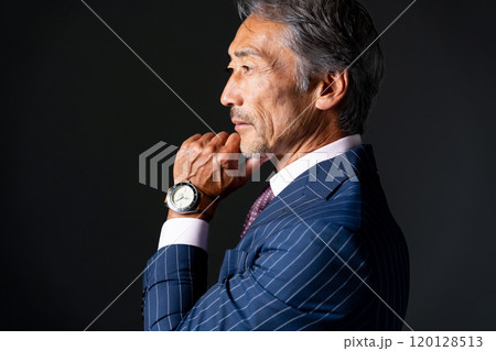 ビジネス　シニア男性　クール　考える 120128513