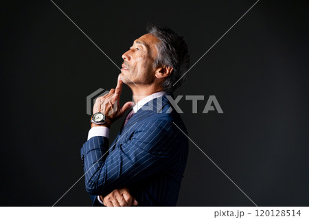 ビジネス　シニア男性　クール　考える 120128514