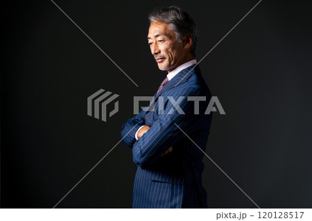 ビジネス　シニア男性　クール　考える 120128517