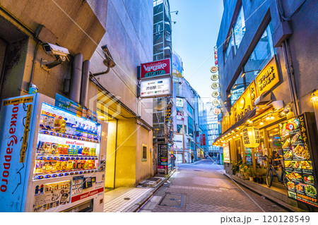 日本の東京都市景観　新風景・渋谷センター街路地、鳥道酒場前、みずほ銀行隣接の渋谷駅出入口などを望む 120128549