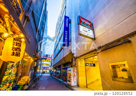 日本の東京都市景観 新風景・渋谷センター街路地、鳥道酒場前、みずほ銀行隣接の渋谷駅出入口などを望む 日本の東京都市景観 新風景・渋谷センター街路地、鳥道酒場前、みずほ銀行隣接の渋谷駅出入口などを望む 120128552