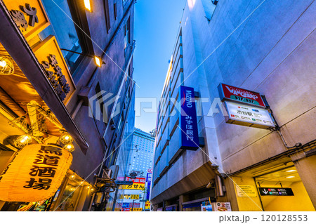 日本の東京都市景観 新風景・渋谷センター街路地、鳥道酒場前、みずほ銀行隣接の渋谷駅出入口などを望む 日本の東京都市景観 新風景・渋谷センター街路地、鳥道酒場前、みずほ銀行隣接の渋谷駅出入口などを望む 120128553