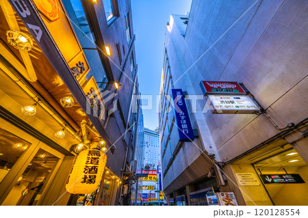 日本の東京都市景観 新風景・渋谷センター街路地、鳥道酒場前、みずほ銀行隣接の渋谷駅出入口などを望む 日本の東京都市景観 新風景・渋谷センター街路地、鳥道酒場前、みずほ銀行隣接の渋谷駅出入口などを望む 120128554