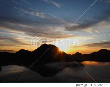 晩秋の榛名山の日の出2 晩秋の榛名山の日の出2 120128557