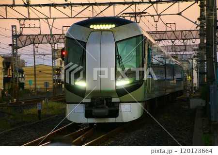 黎明の御出動…『北春日部駅1番線』を発車して浅草を目指す東武特急・リバティ500系 120128664