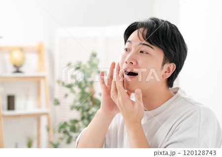 頬を触る男性 笑顔 頬を触る男性 笑顔 120128743