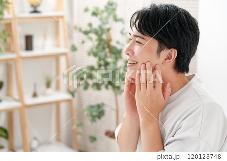 頬を触る男性　笑顔 120128748