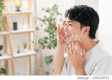 頬を触る男性　笑顔 120128751