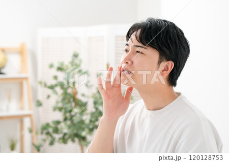 肌トラブルに悩む男性 髭 肌トラブルに悩む男性 髭 120128753