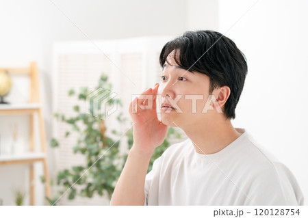 肌トラブルに悩む男性　 120128754