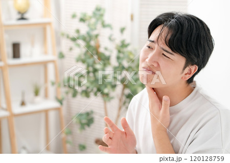 肌トラブルに悩む男性　髭 120128759