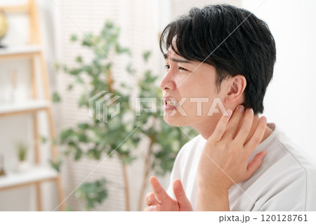 肌トラブルに悩む男性　髭 120128761
