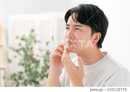 肌トラブルに悩む男性 髭 肌トラブルに悩む男性 髭 120128770