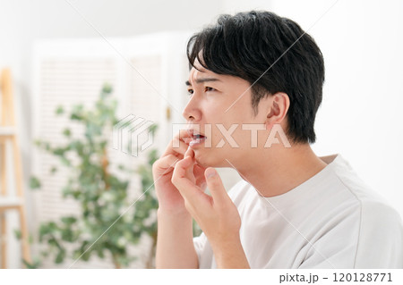 肌トラブルに悩む男性　髭 120128771