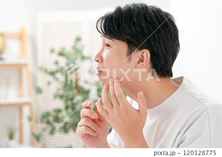 肌トラブルに悩む男性　髭 120128775