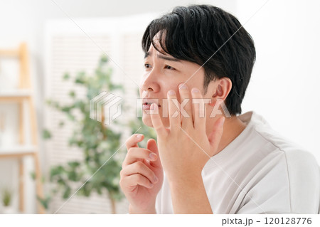 肌トラブルに悩む男性　 120128776