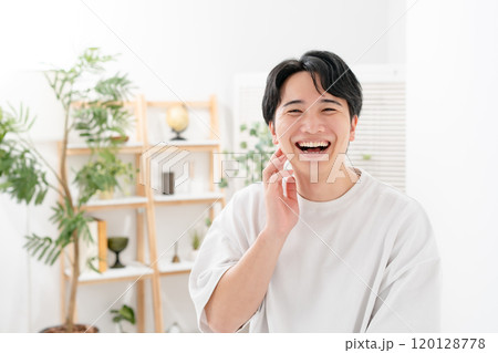 頬を触る男性 笑顔 頬を触る男性 笑顔 120128778