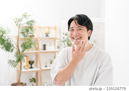 頬を触る男性　笑顔 120128779