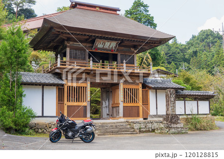 埼玉県　般若山法性寺（お船観音）の鐘楼門とオートバイ【ジオパーク秩父・秩父札所】 120128815