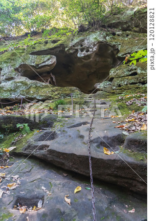 埼玉県　法性寺（お船観音）にある鎖場の上の龍虎岩【ジオパーク秩父・秩父札所】 120128821