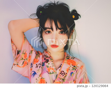 花柄の鮮やかな洋服を着たアジア人女性 120129064