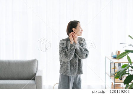 身支度をするミドル女性 120129202