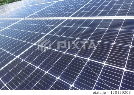 快晴の青空の下に並んだ太陽光パネル　太陽光発電所 120129208