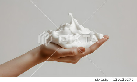 手のひらに乗せたクリームの美 手のひらに乗せたクリームの美 120129270