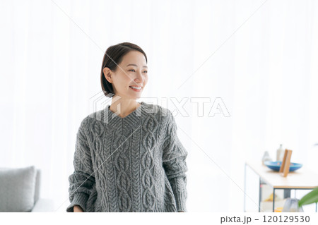 部屋でくつろぐミドル女性 120129530