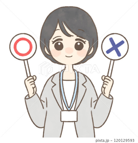 〇と×印の札を持つ笑顔のビジネスウーマン 120129593