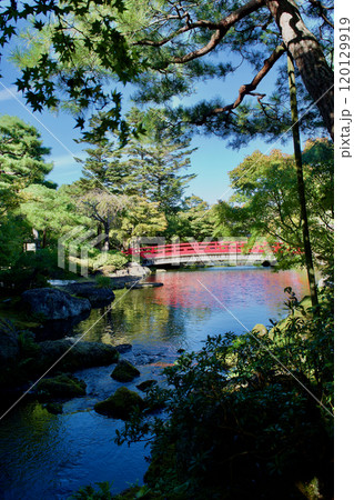 朱色の橋がかかる山陰の美しい日本庭園 朱色の橋がかかる山陰の美しい日本庭園 120129919