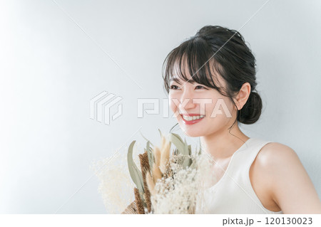 ブーケ・花束を持つ笑顔のアジア人女性(記念日・ブライダル・ギフト) ブーケ・花束を持つ笑顔のアジア人女性(記念日・ブライダル・ギフト) 120130023