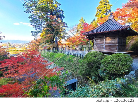 紅葉に映える文知摺観音（福島市山口） 120130122