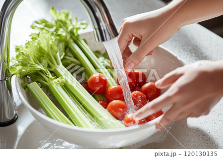 野菜を洗う手元のクローズアップ 120130135