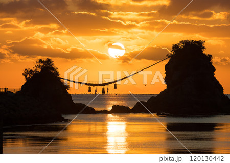 豊後二見ヶ浦の朝日、朝焼け(大分県佐伯市) 豊後二見ヶ浦の朝日、朝焼け(大分県佐伯市) 120130442