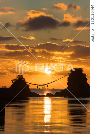 豊後二見ヶ浦の朝日、朝焼け（大分県佐伯市） 120130444