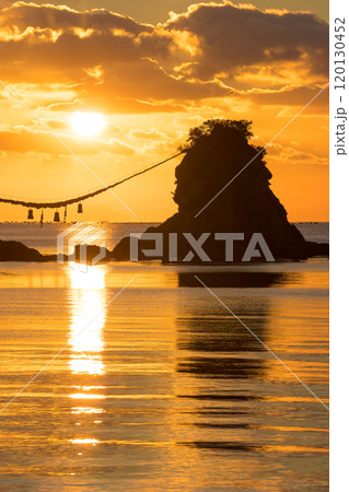 豊後二見ヶ浦の朝日、朝焼け（大分県佐伯市） 120130452