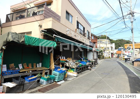 稲村ヶ崎駅前の商店街(神奈川県鎌倉市稲村ガ崎3丁目) 稲村ヶ崎駅前の商店街(神奈川県鎌倉市稲村ガ崎3丁目) 120130495