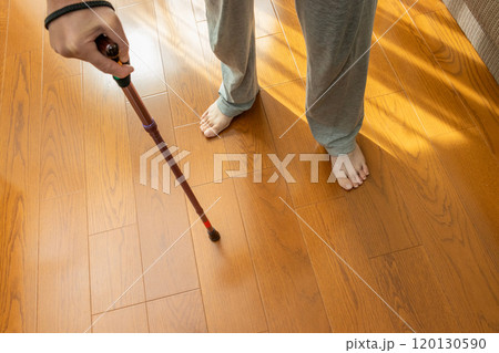室内で杖をつく人物 120130590