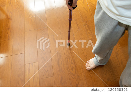 室内で杖をついて立つ男性 120130591