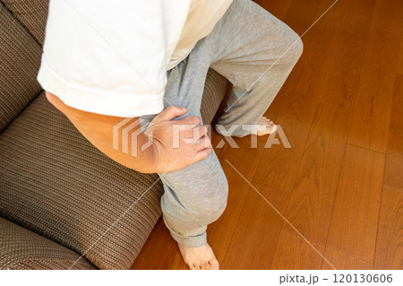 ソファーから立ち上がる男性 ソファーから立ち上がる男性 120130606