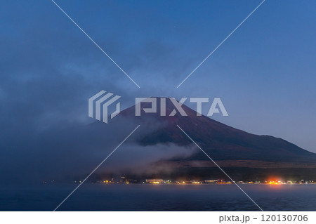 夜明け前の薄曇り空と紅逆さ紅色に染まる富士山 夜明け前の薄曇り空と紅逆さ紅色に染まる富士山 120130706