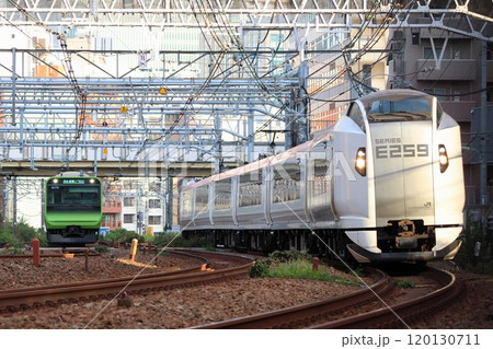【JR東日本】E235系0番台とE259系 特急「成田エクスプレス」（山手線：五反田〜目黒） 120130711